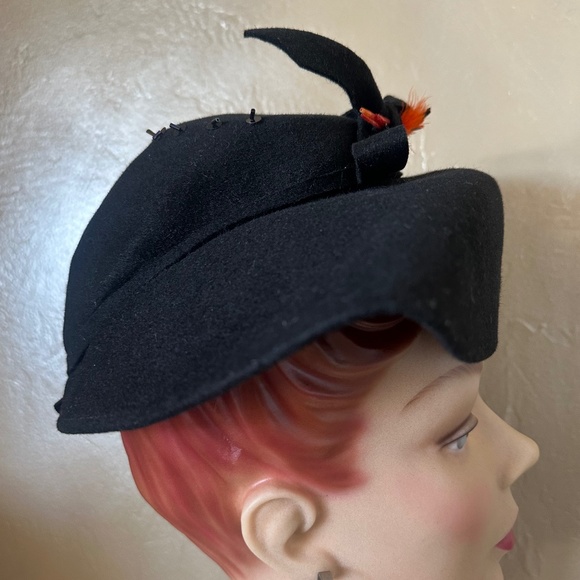 STYLISH 1940\'s BLACK FELT HAT - TURNED DOWN FRONT BRIM + ORANGE/BLACK FEATHERS